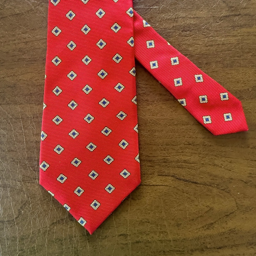 Harve Benard by Benard Holzman  vintage 100% silk neck tie, red, gold/ blue.